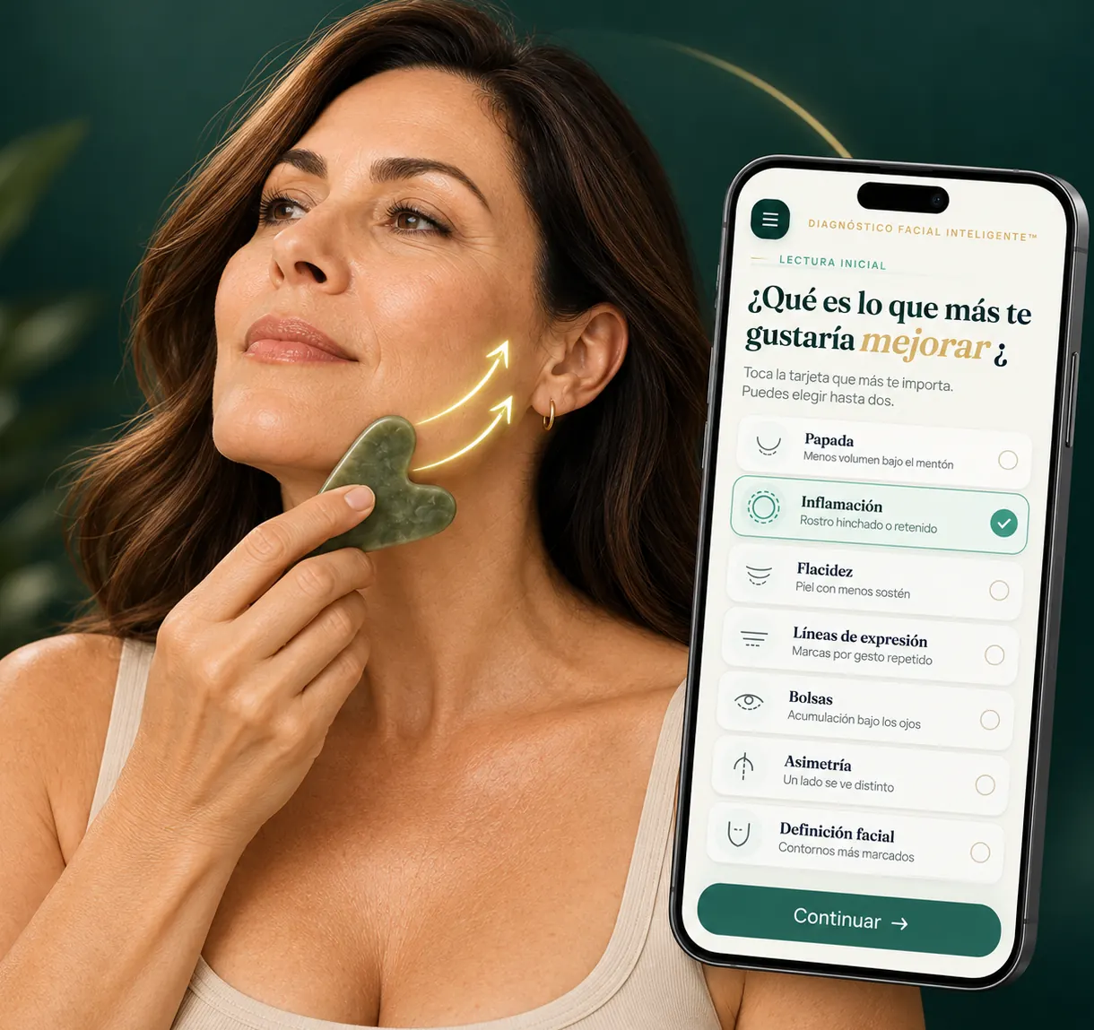 Mujer usando una piedra gua sha junto al Diagnóstico Facial Inteligente